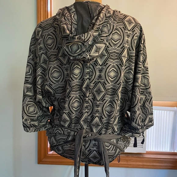 Zumba women’s Geometric Patterned Hoodie wrap with tie shirt size small - Picture 2 of 9